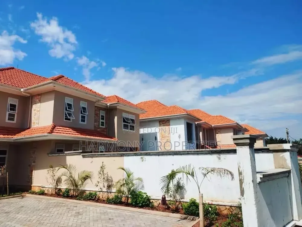 4bdrm Villa in Muyenga Bukasa, Central Division for rent