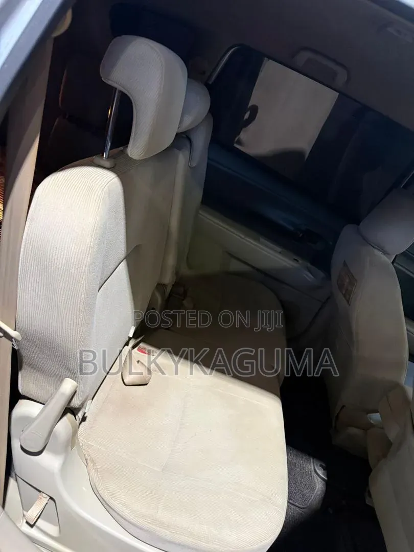 Toyota Passo Sette 2010 Silver