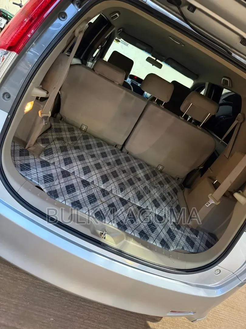 Toyota Passo Sette 2010 Silver