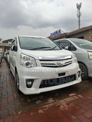 Toyota Noah 2.0 143hp FWD (7 Seater) 2013 White