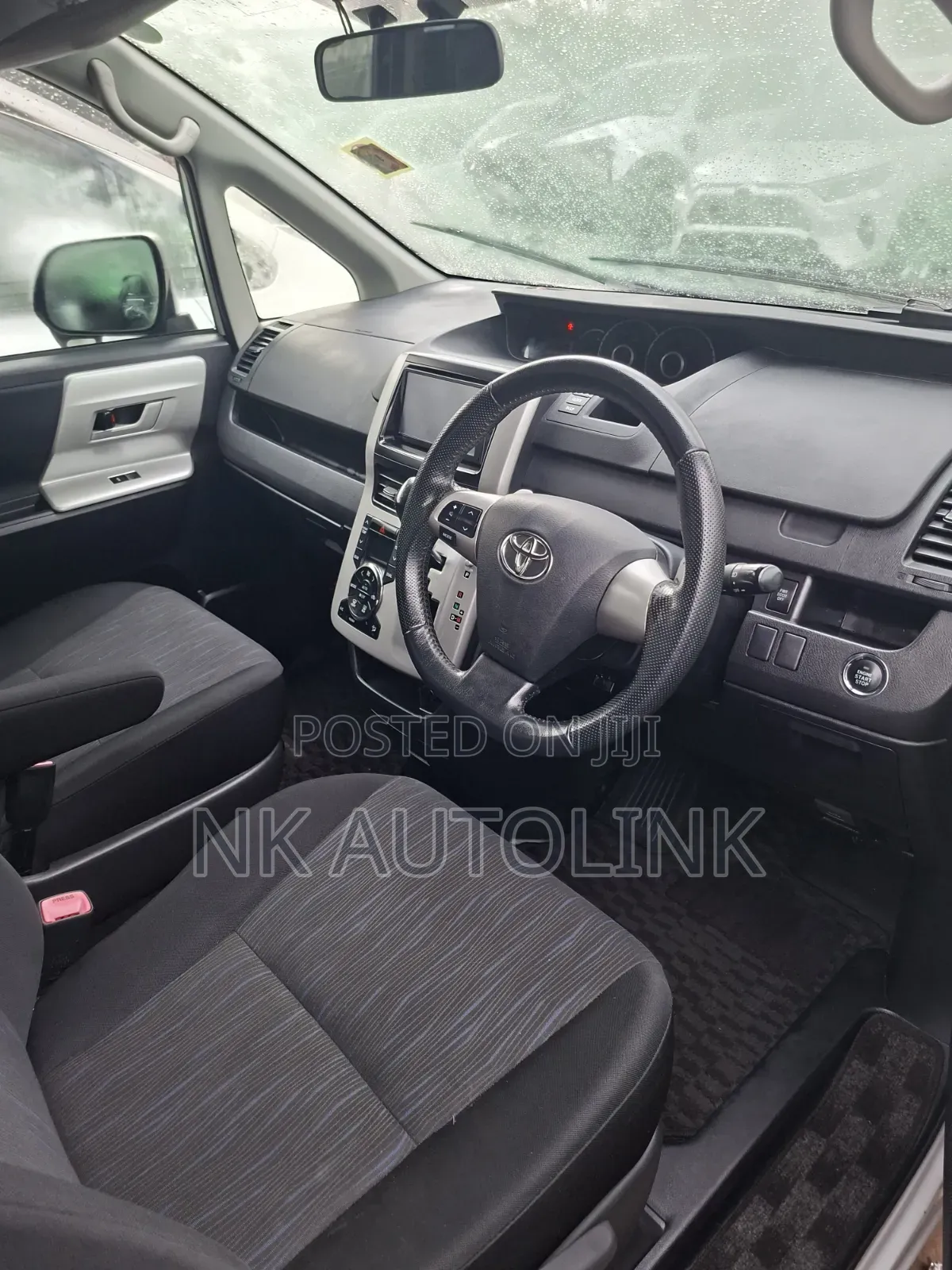 Toyota Noah 2.0 143hp FWD (7 Seater) 2013 White
