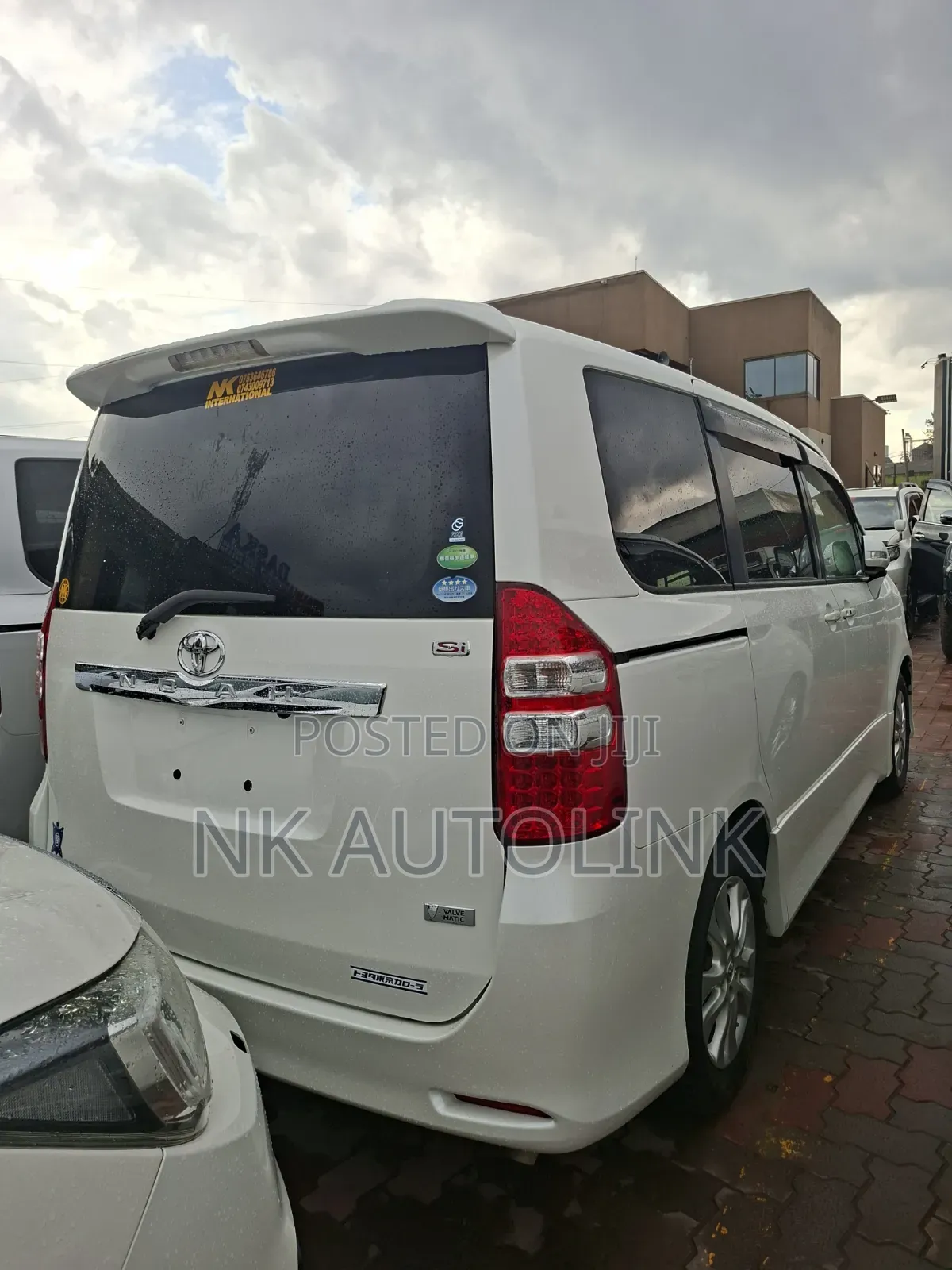 Toyota Noah 2.0 143hp FWD (7 Seater) 2013 White