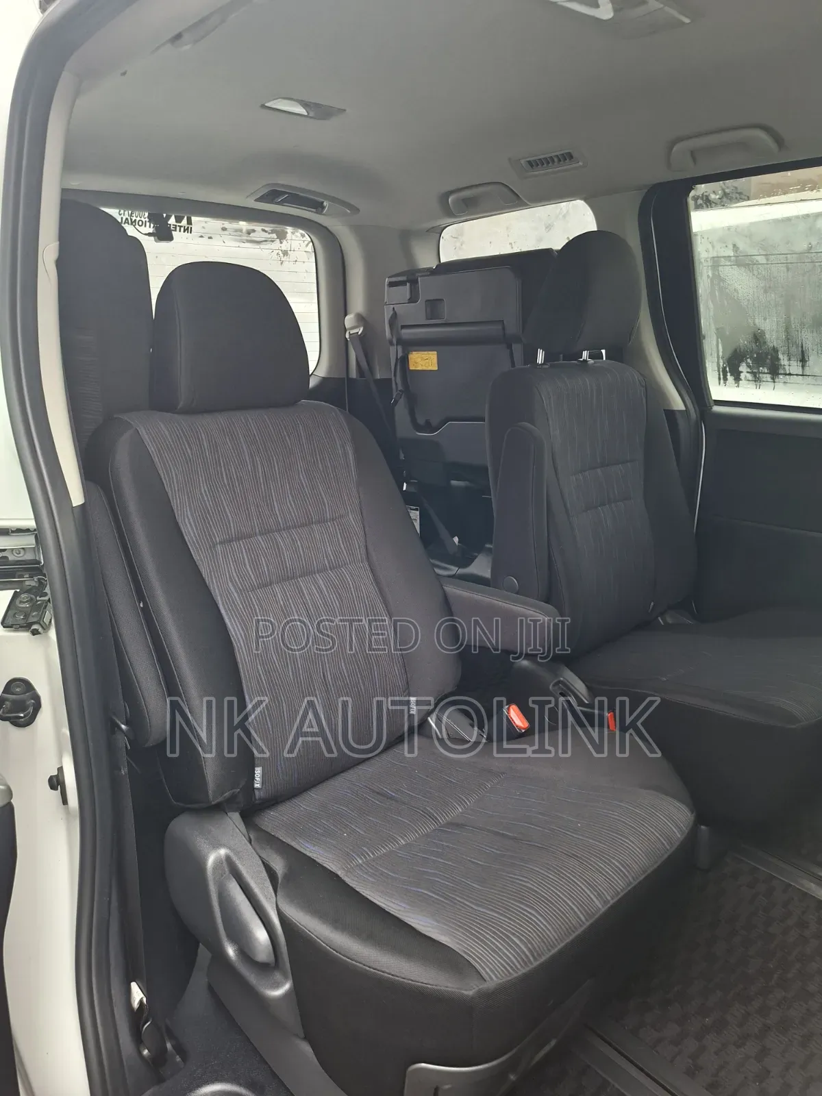 Toyota Noah 2.0 143hp FWD (7 Seater) 2013 White