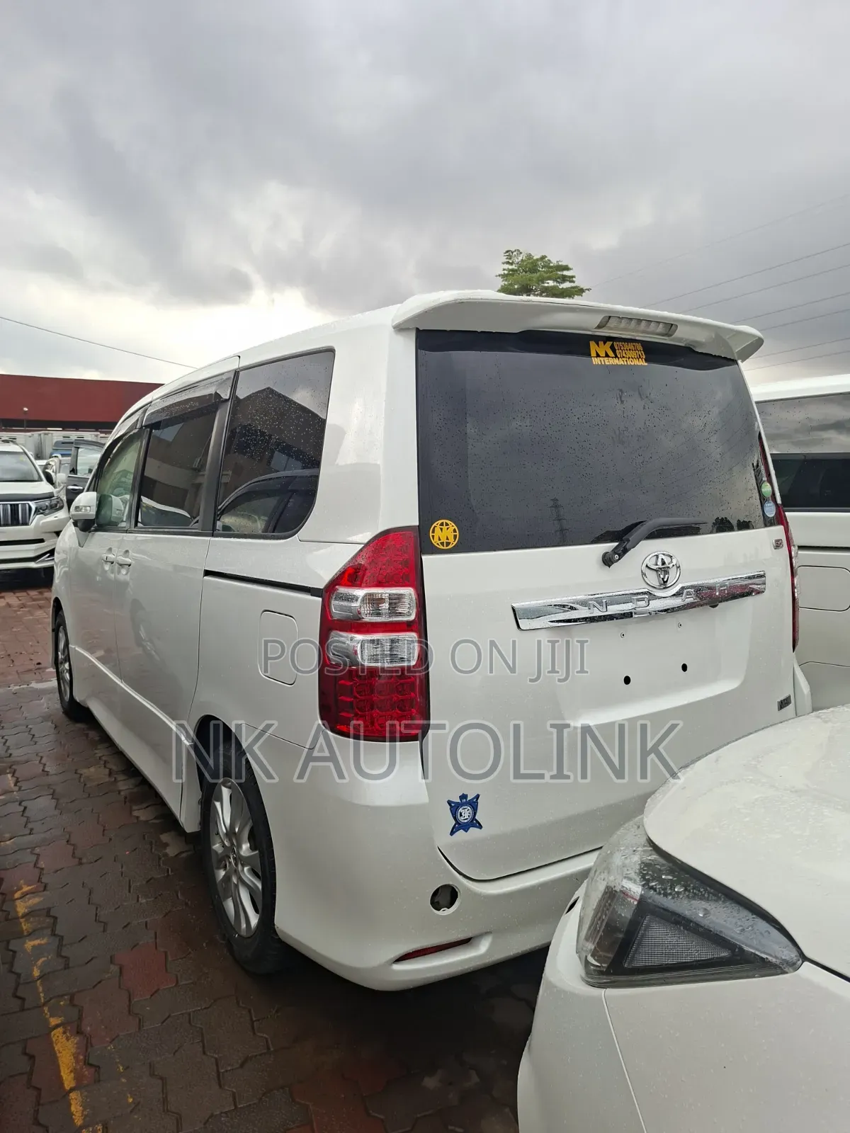 Toyota Noah 2.0 143hp FWD (7 Seater) 2013 White