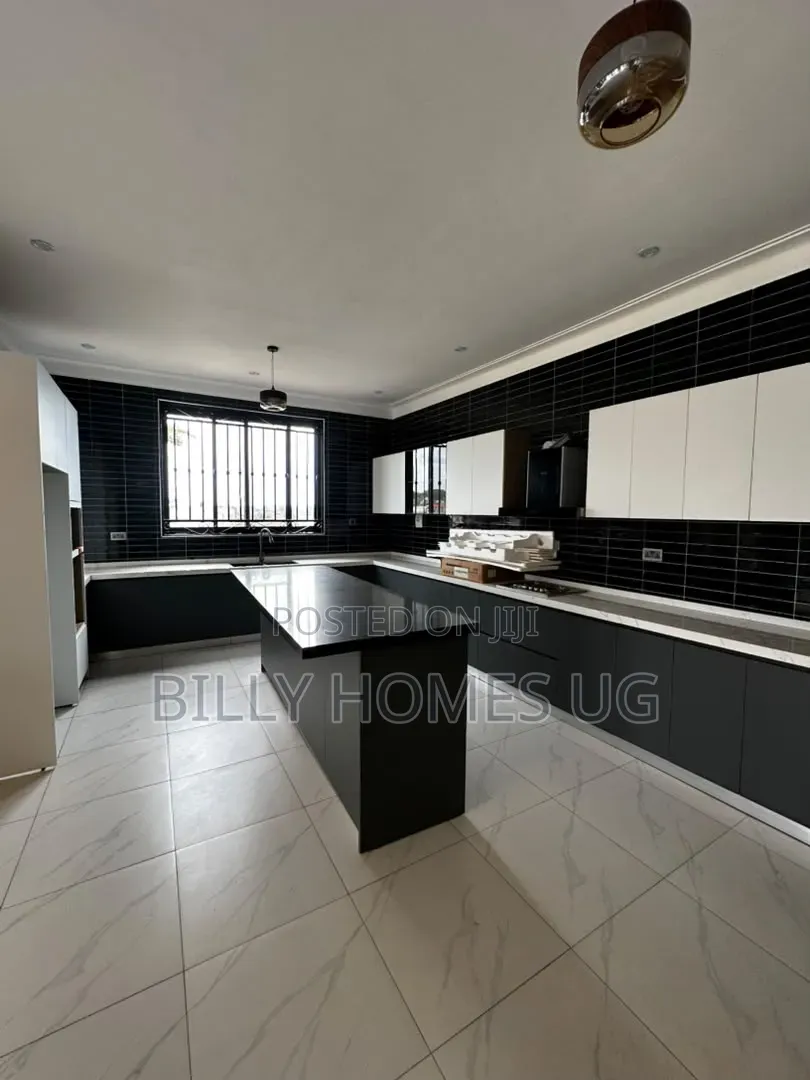 7bdrm Mansion in Kira for sale