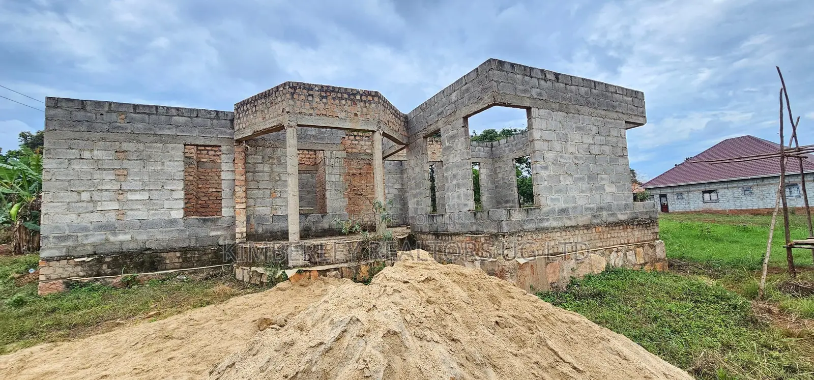 Urgent Sale – 5-Bedroom Shell House, Wamala Ziru