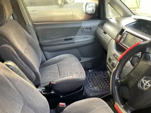 Toyota Noah 2004 Silver