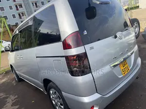 Toyota Noah 2004 Silver