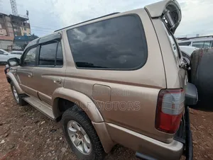Toyota Hilux Surf 1999 Gold
