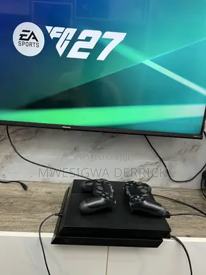 PS4 Standard With Two Pads and FC27