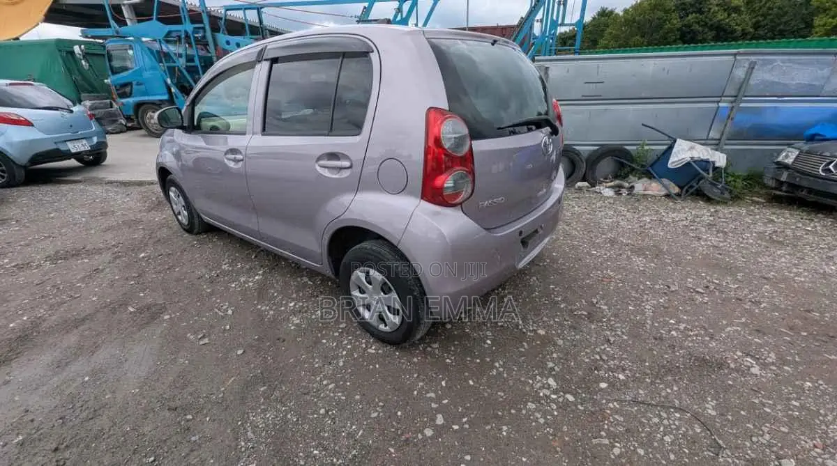 Toyota Passo 2012