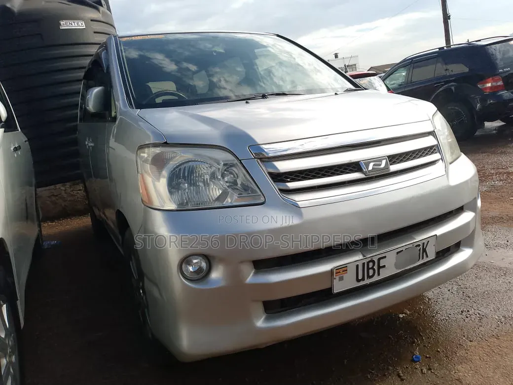 Toyota Noah 2.0 AWD (8 Seater) 2005 Silver
