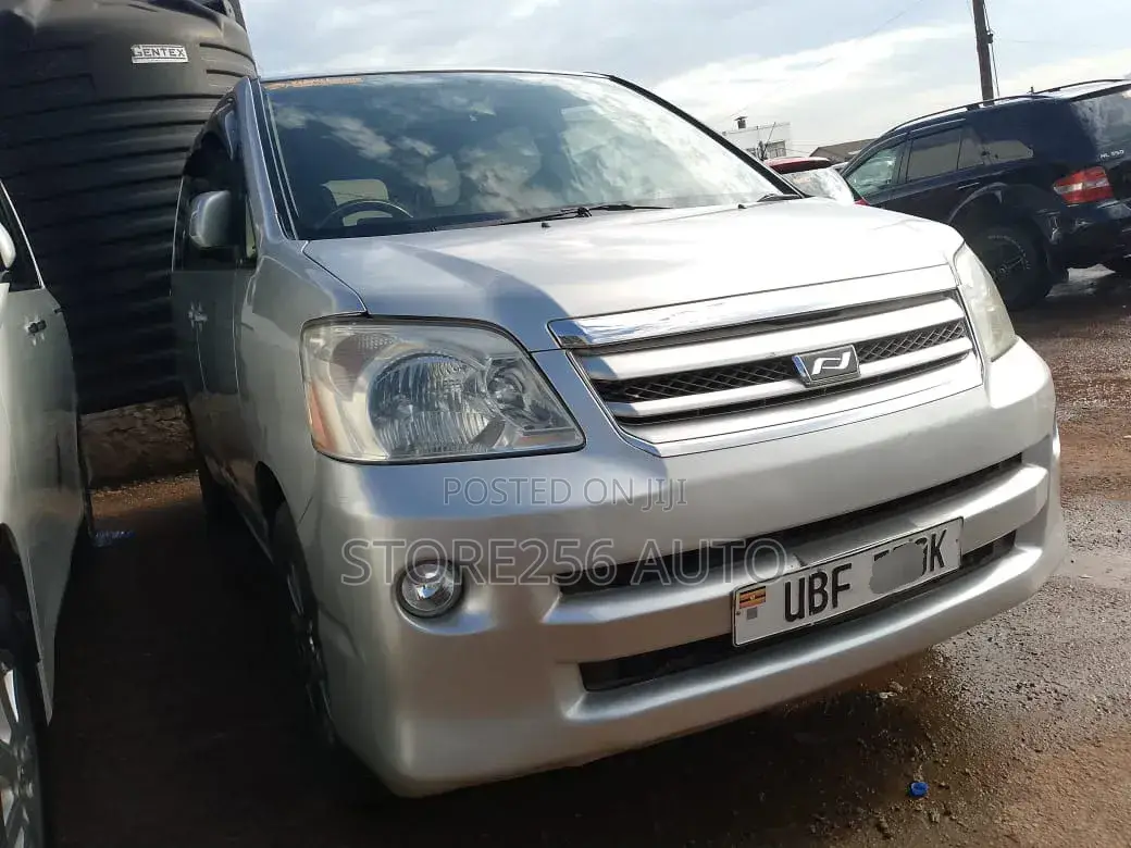 Toyota Noah 2.0 AWD (8 Seater) 2005 Silver