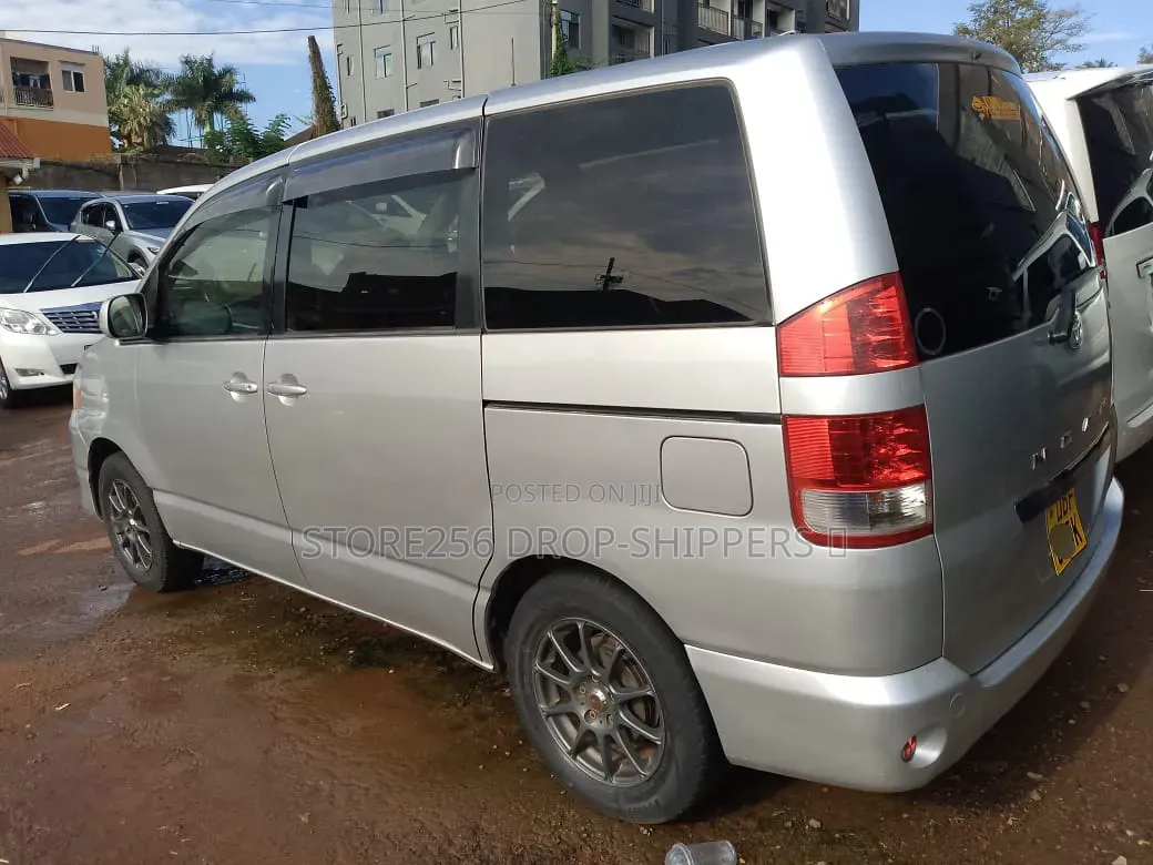 Toyota Noah 2.0 AWD (8 Seater) 2005 Silver