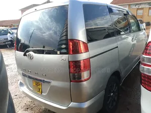 Toyota Noah 2.0 AWD (8 Seater) 2005 Silver