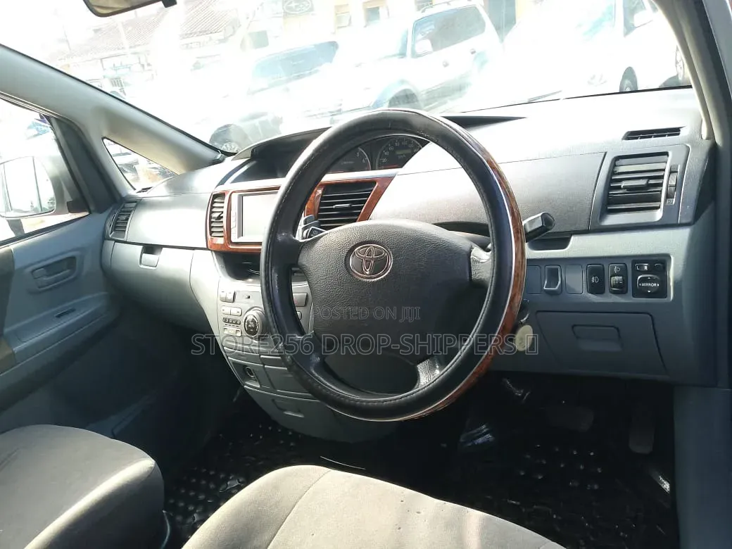 Toyota Noah 2.0 AWD (8 Seater) 2005 Silver