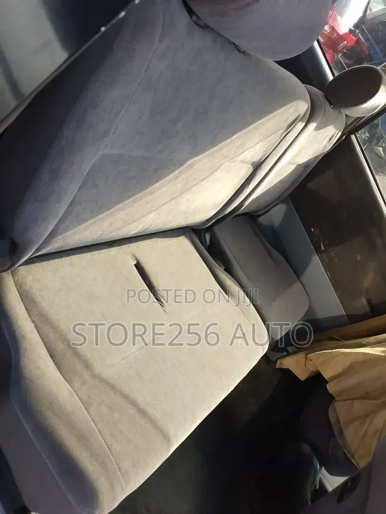 Toyota Noah 2.0 AWD (8 Seater) 2005 Silver