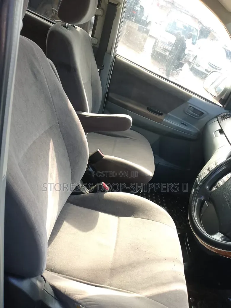 Toyota Noah 2.0 AWD (8 Seater) 2005 Silver