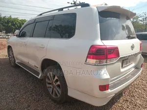 Toyota Land Cruiser 2017 White