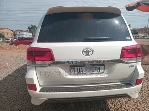 Toyota Land Cruiser 2017 White