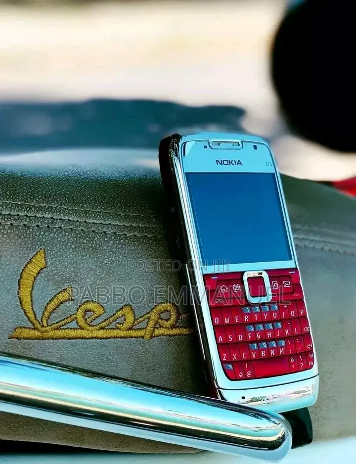 Nokia E72 Red
