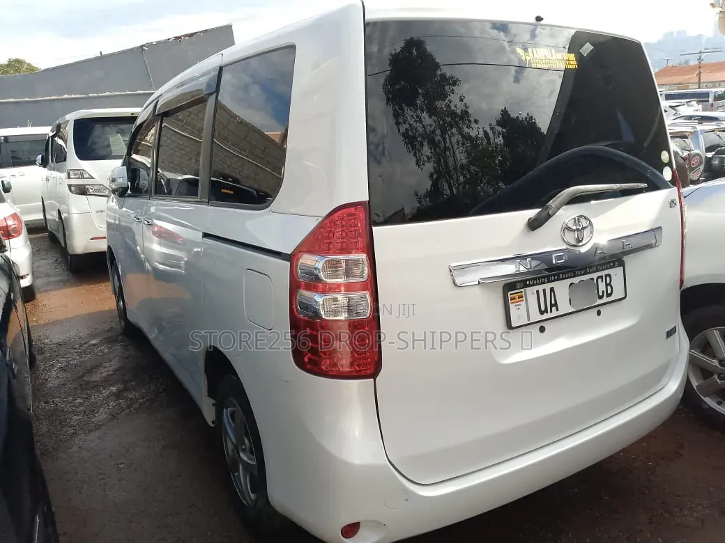 Toyota Noah 2.0 143hp FWD (7 Seater) 2011 White