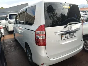 Toyota Noah 2.0 143hp FWD (7 Seater) 2011 White