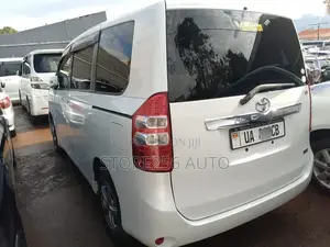 Toyota Noah 2.0 143hp FWD (7 Seater) 2011 White