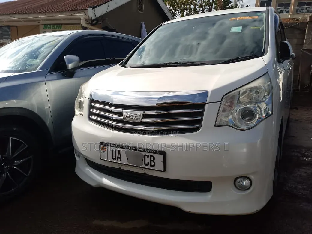 Toyota Noah 2.0 143hp FWD (7 Seater) 2011 White