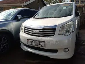 Toyota Noah 2.0 143hp FWD (7 Seater) 2011 White