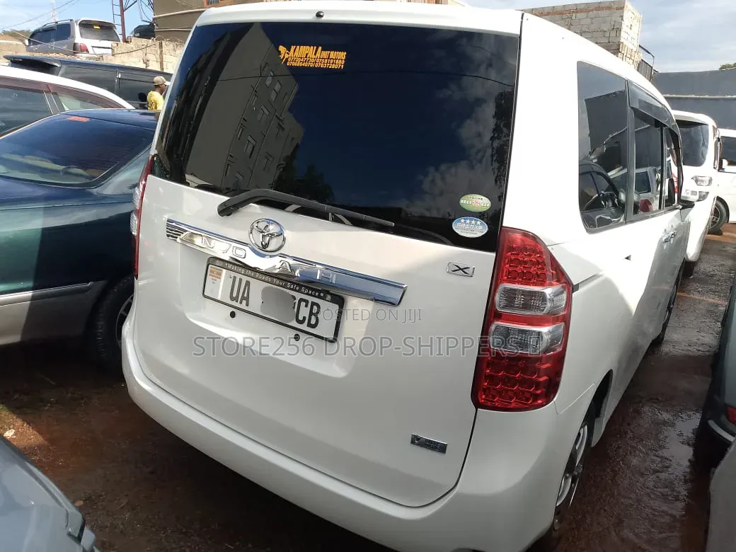 Toyota Noah 2.0 143hp FWD (7 Seater) 2011 White