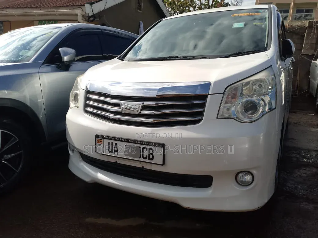 Toyota Noah 2.0 143hp FWD (7 Seater) 2011 White
