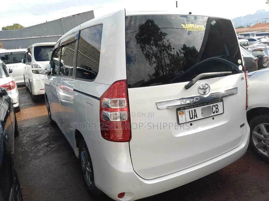 Toyota Noah 2.0 143hp FWD (7 Seater) 2011 White