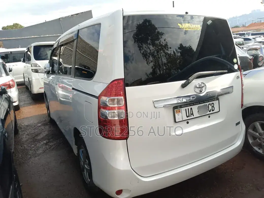 Toyota Noah 2.0 143hp FWD (7 Seater) 2011 White