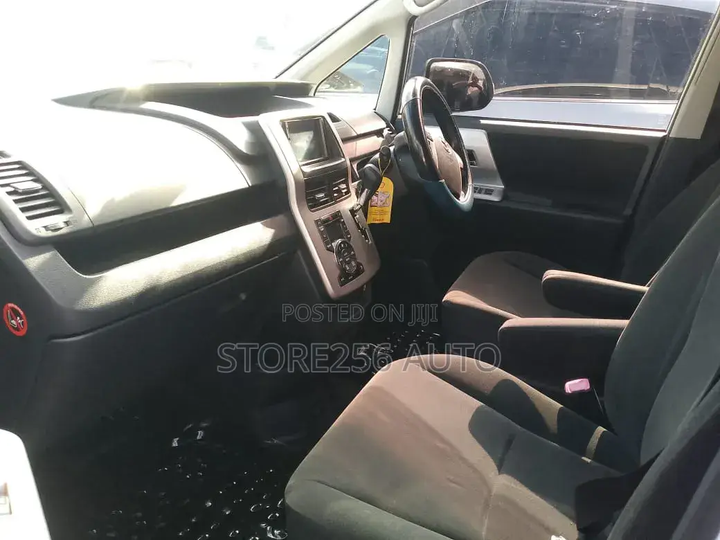 Toyota Noah 2.0 143hp FWD (7 Seater) 2011 White