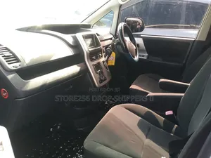 Toyota Noah 2.0 143hp FWD (7 Seater) 2011 White