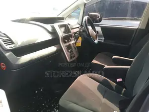 Toyota Noah 2.0 143hp FWD (7 Seater) 2011 White
