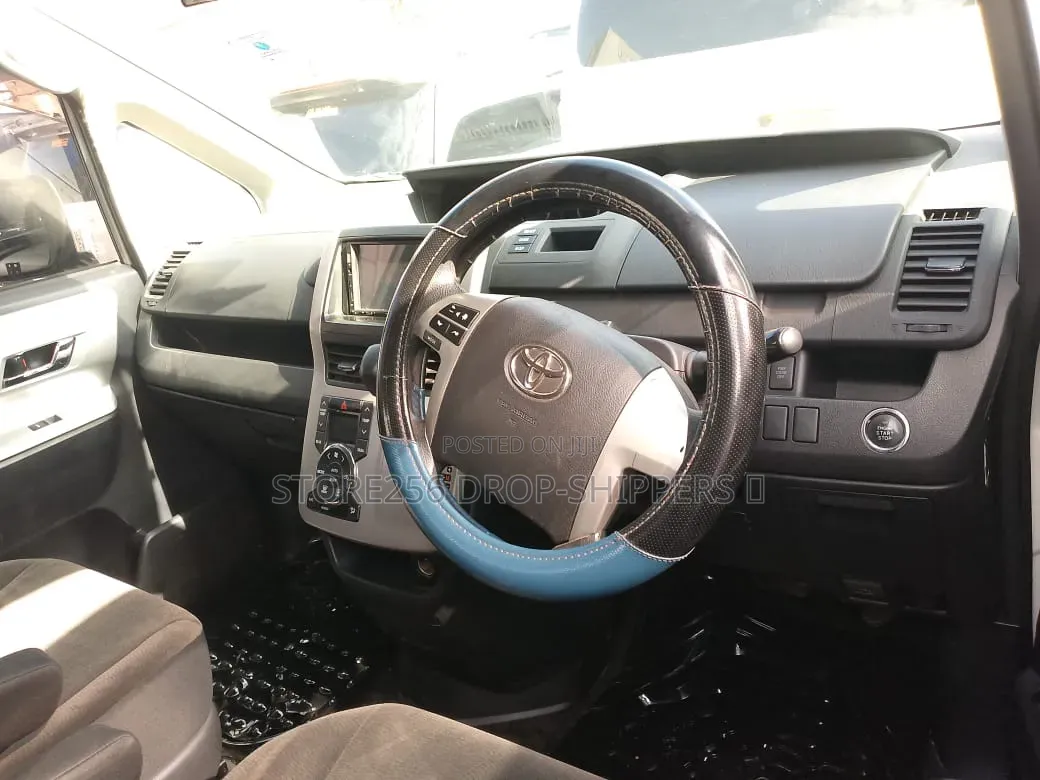 Toyota Noah 2.0 143hp FWD (7 Seater) 2011 White