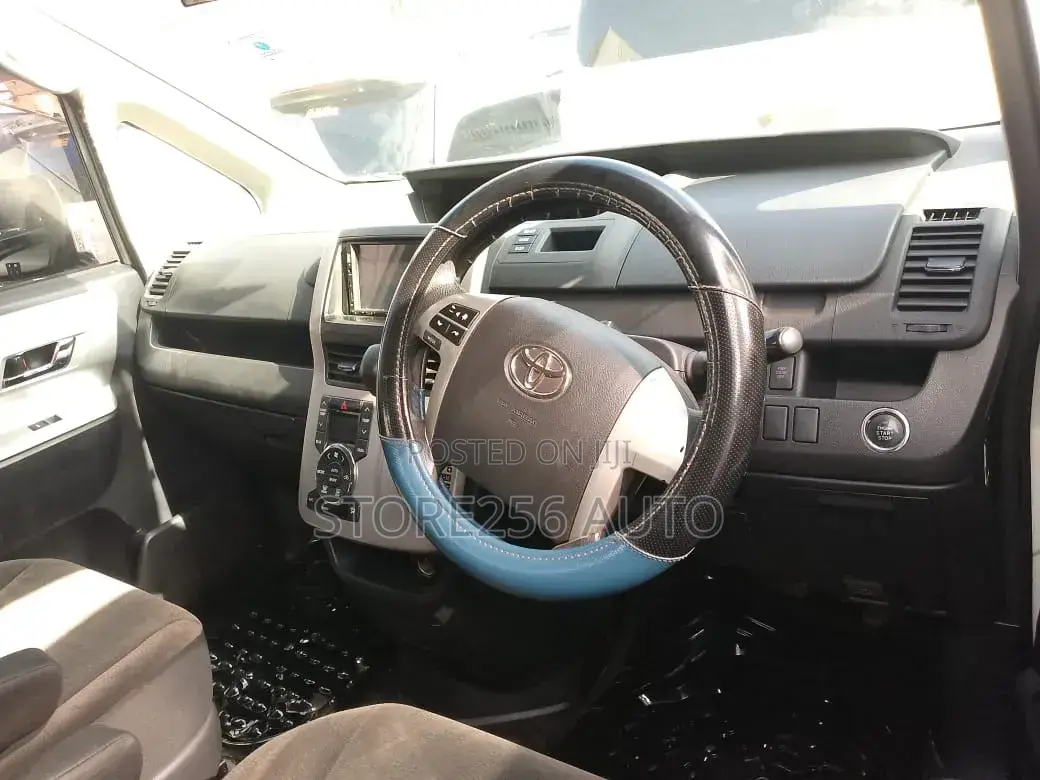 Toyota Noah 2.0 143hp FWD (7 Seater) 2011 White