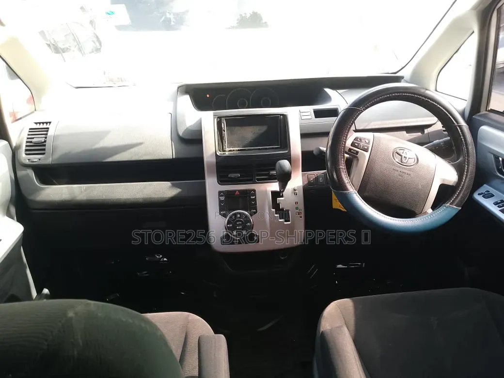 Toyota Noah 2.0 143hp FWD (7 Seater) 2011 White