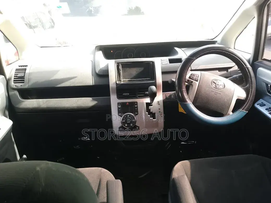 Toyota Noah 2.0 143hp FWD (7 Seater) 2011 White