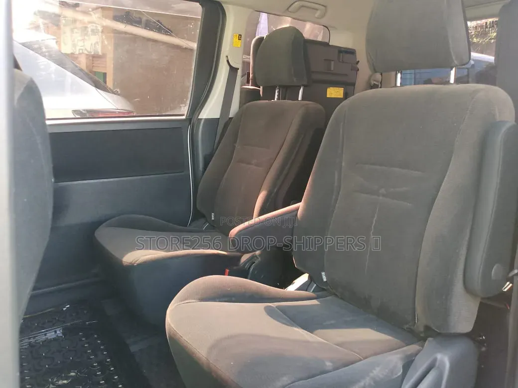Toyota Noah 2.0 143hp FWD (7 Seater) 2011 White
