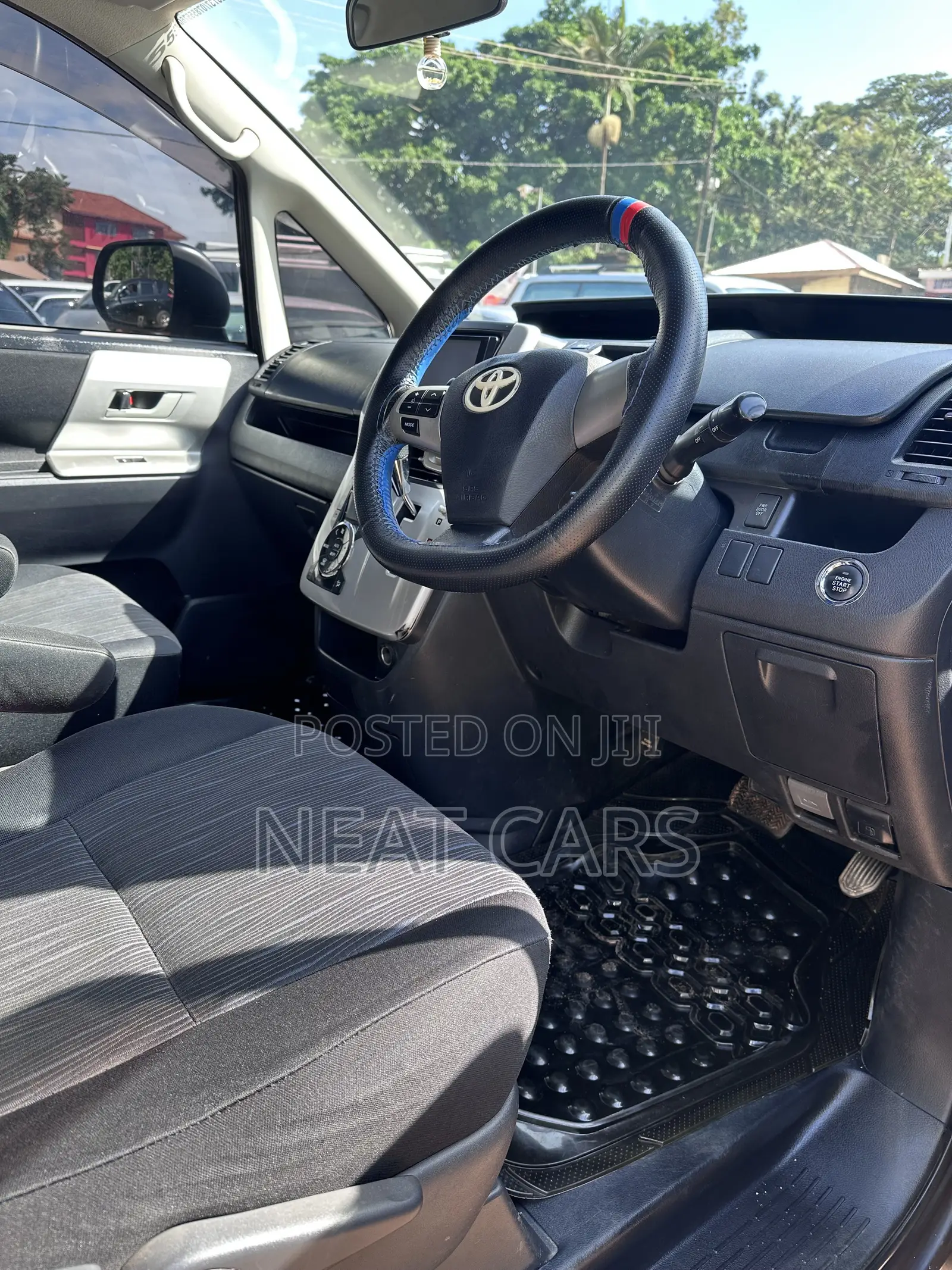 Toyota Noah 2012 Silver