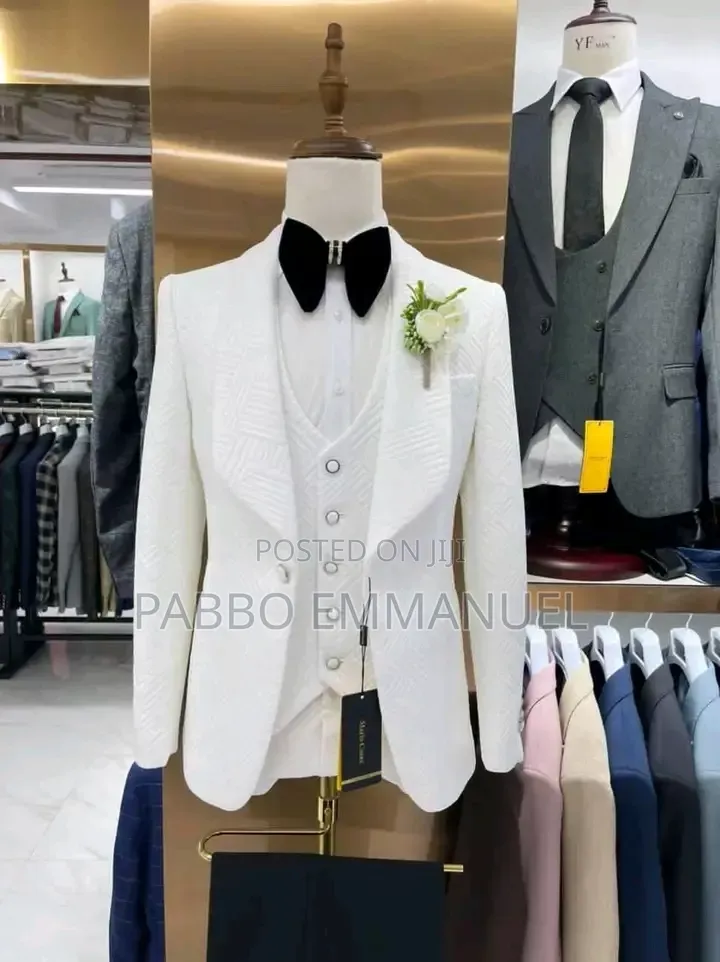 Pure White Groom. Siits