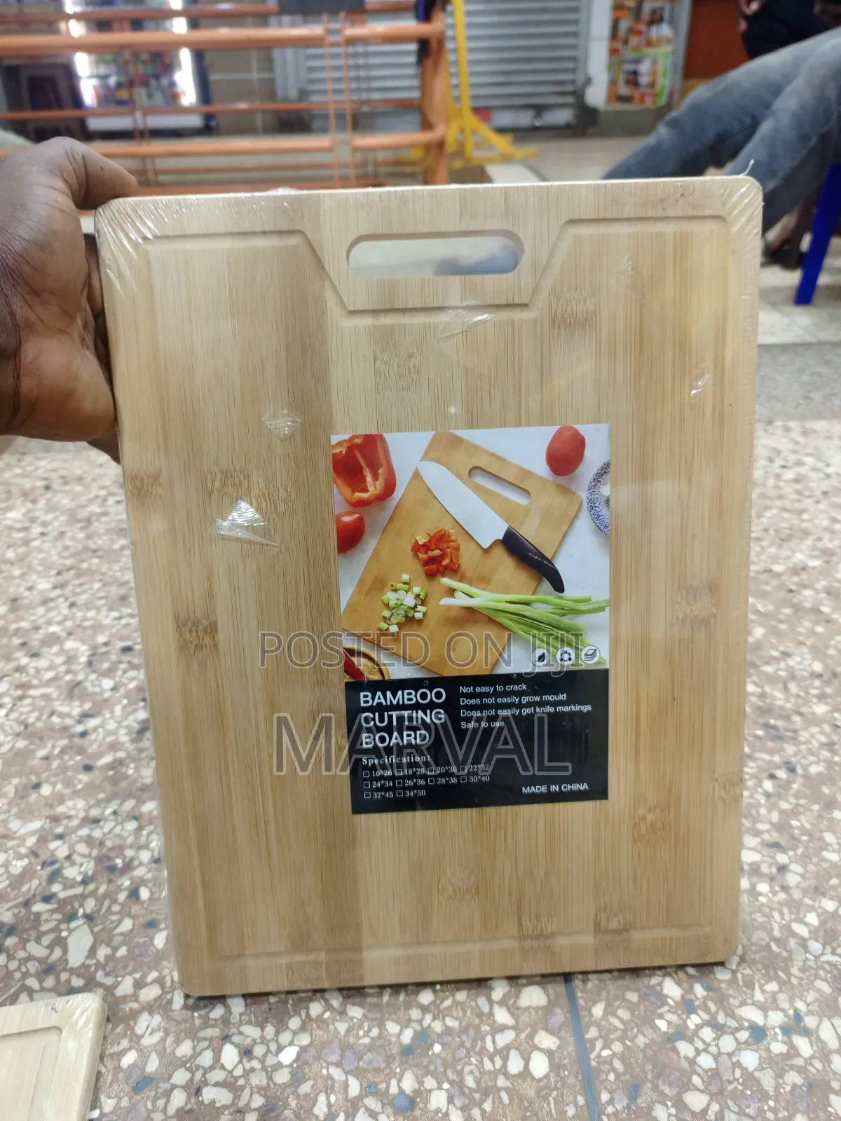 Rectangular Natural Bamboo Cutting Board With an Integrated Handle