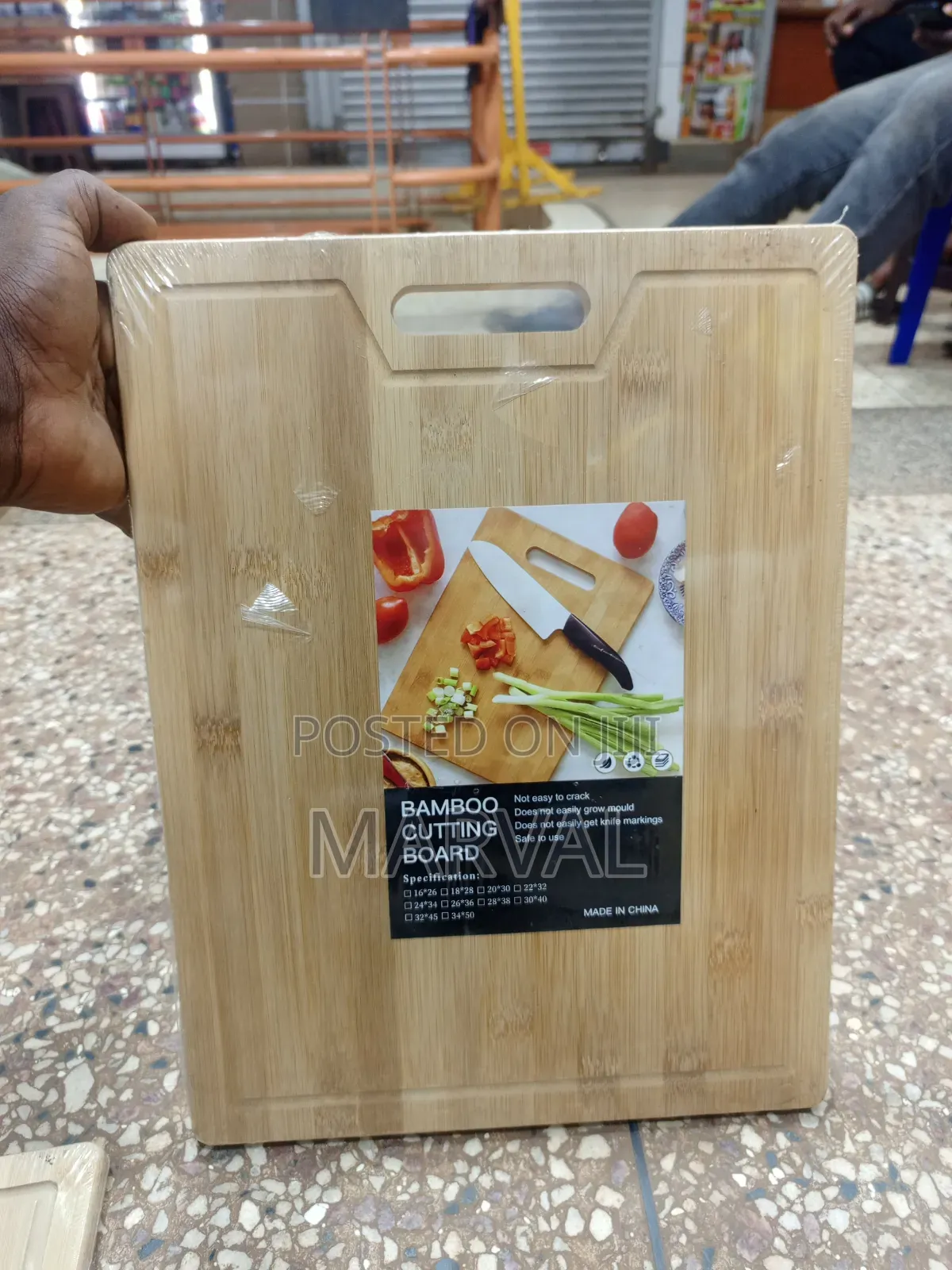 Rectangular Natural Bamboo Cutting Board With an Integrated Handle