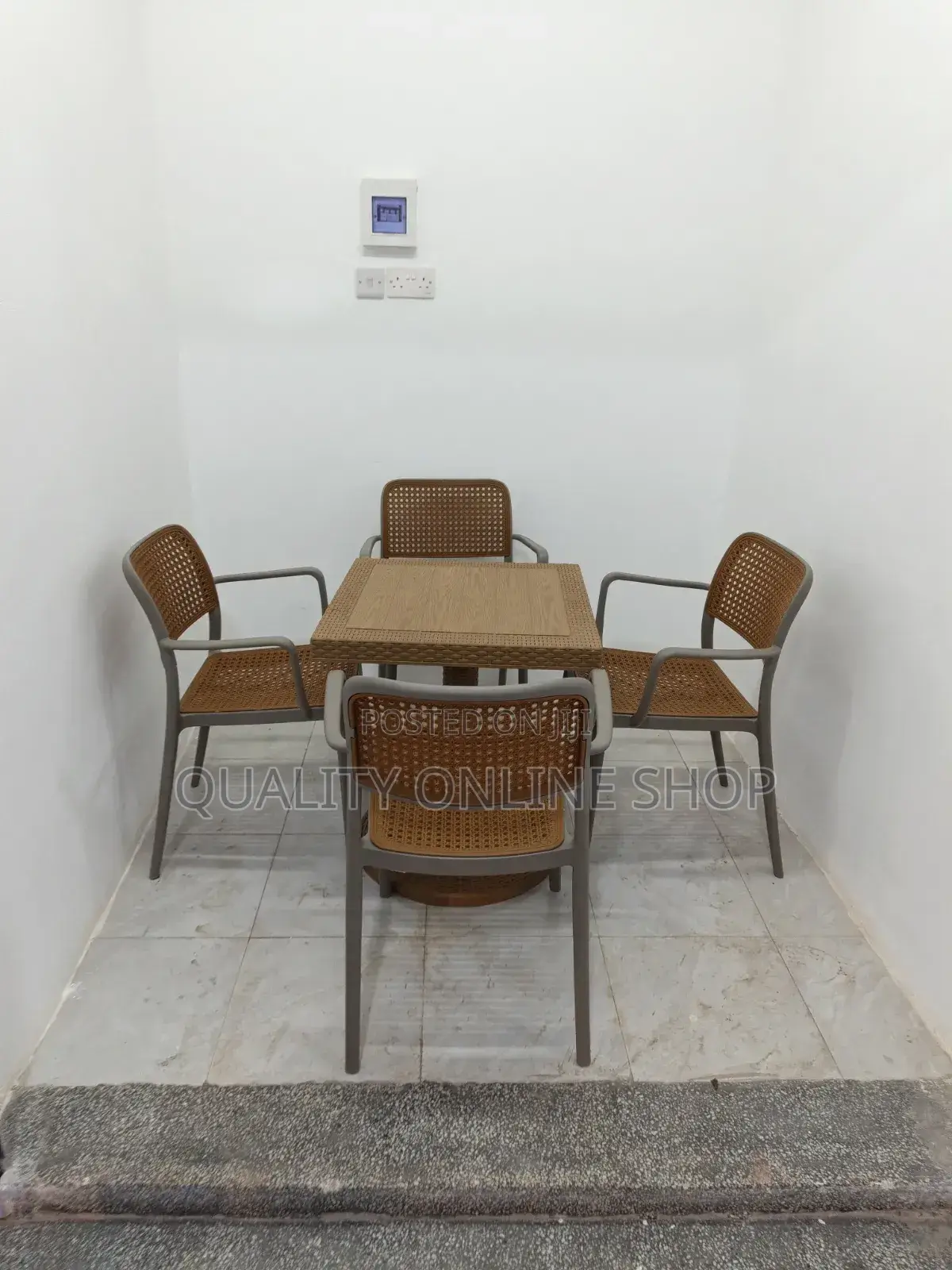 Canadian Restaurant and Bar Plastic Table and Chairs Set
