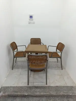 Canadian Restaurant and Bar Plastic Table and Chairs Set