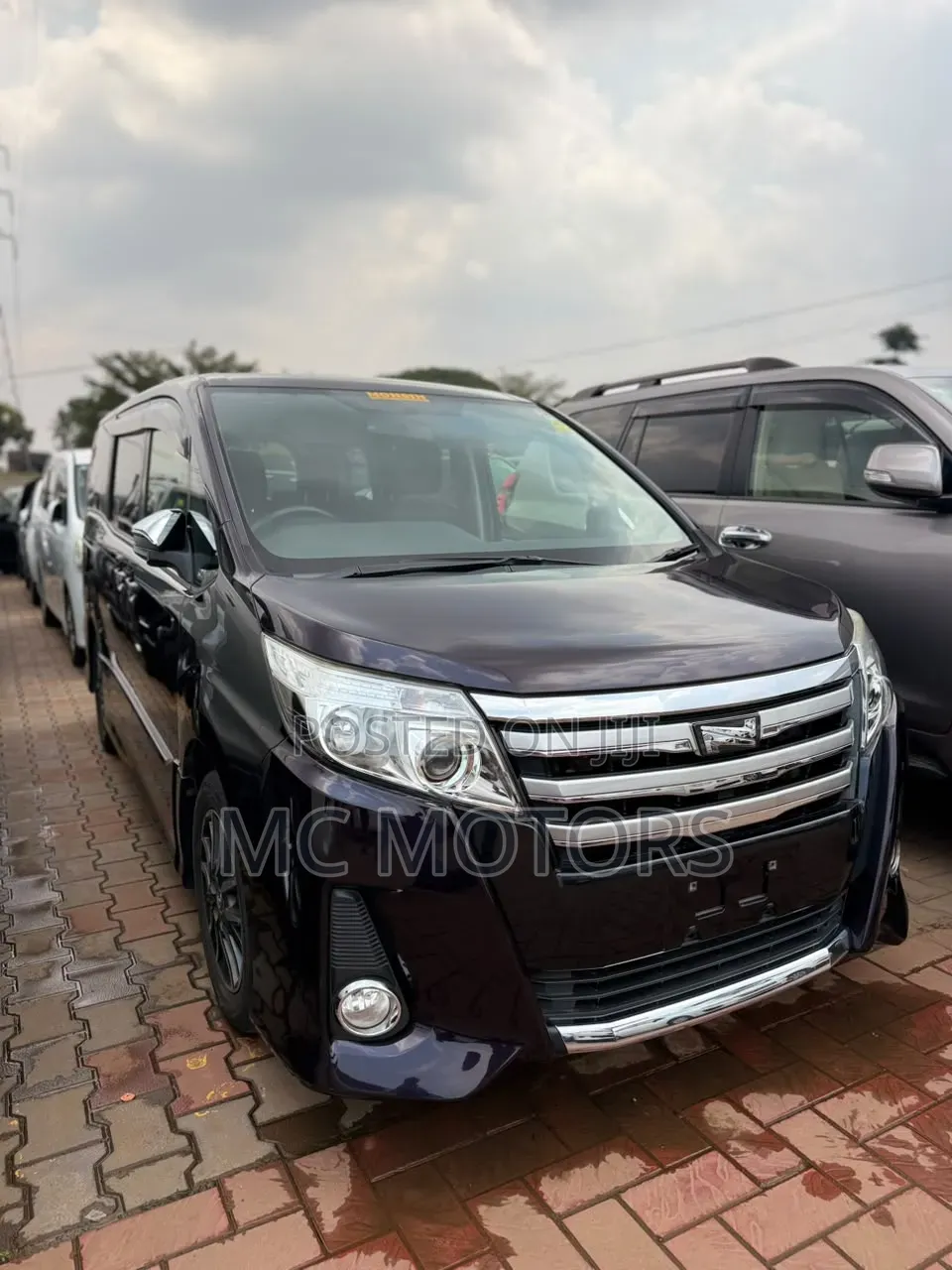 Toyota Noah 2.0 AWD (8 Seater) 2015 Black
