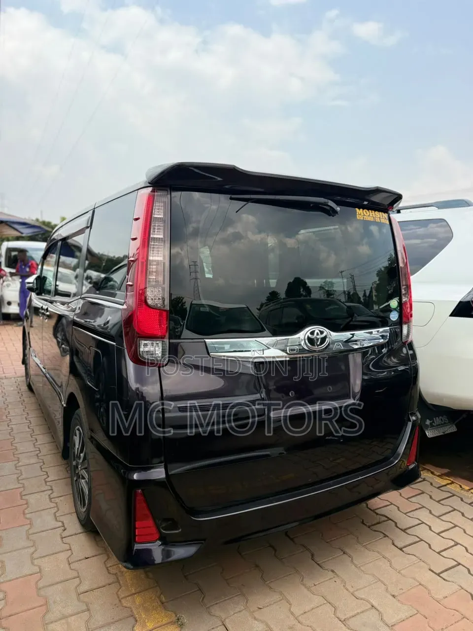 Toyota Noah 2.0 AWD (8 Seater) 2015 Black
